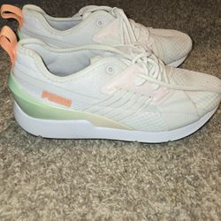 NEW - 7.5 Sneakers, Women's