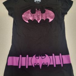 Girls XL Batman black short sleeve tee. velcro on shoulder for cape. Lot 15