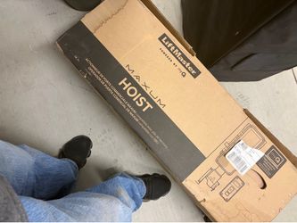 Bay door hoist