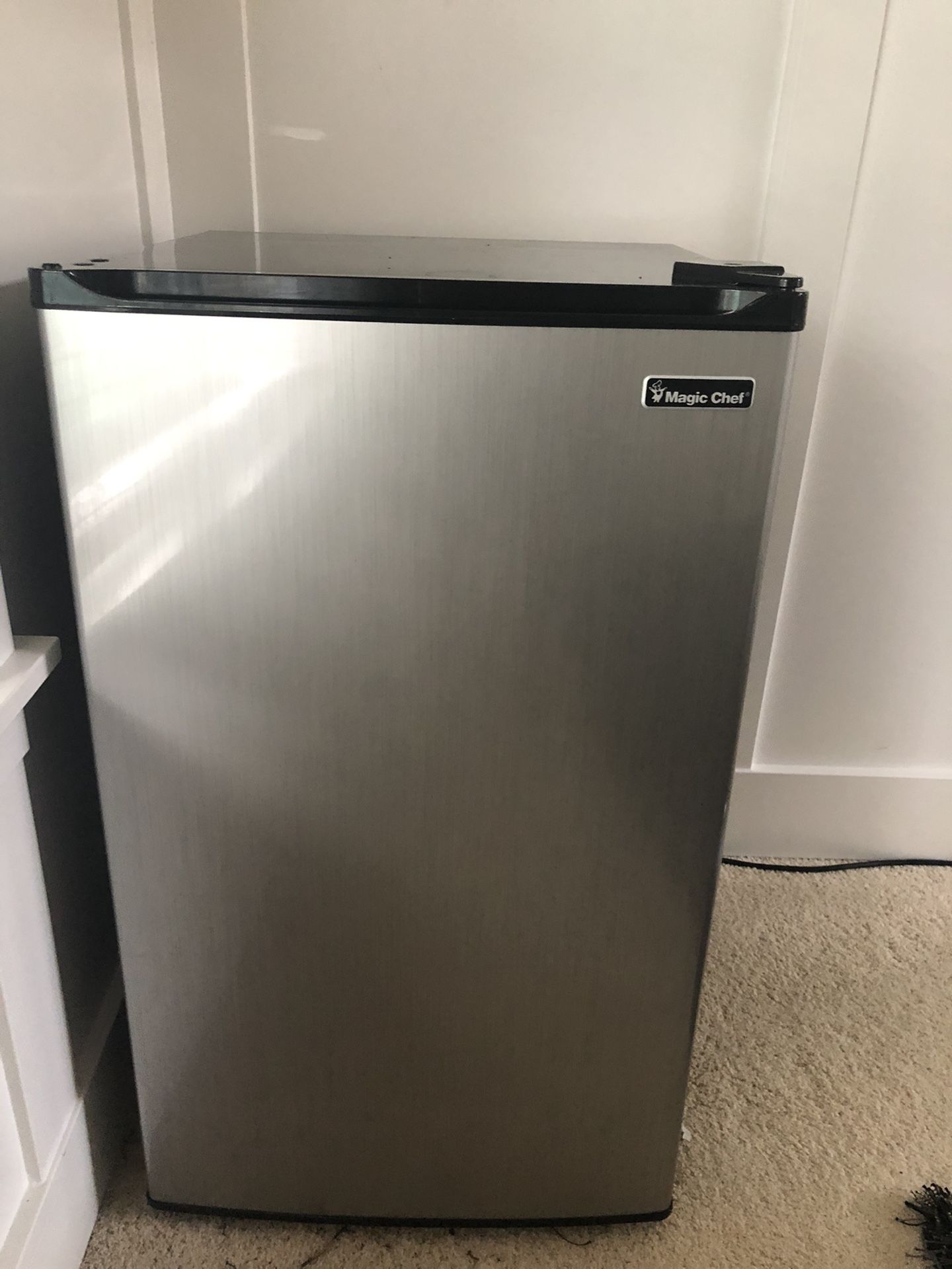 Magic Chef Mini Refrigerator (3.5 cu ft, Model : HMBR350SE1)