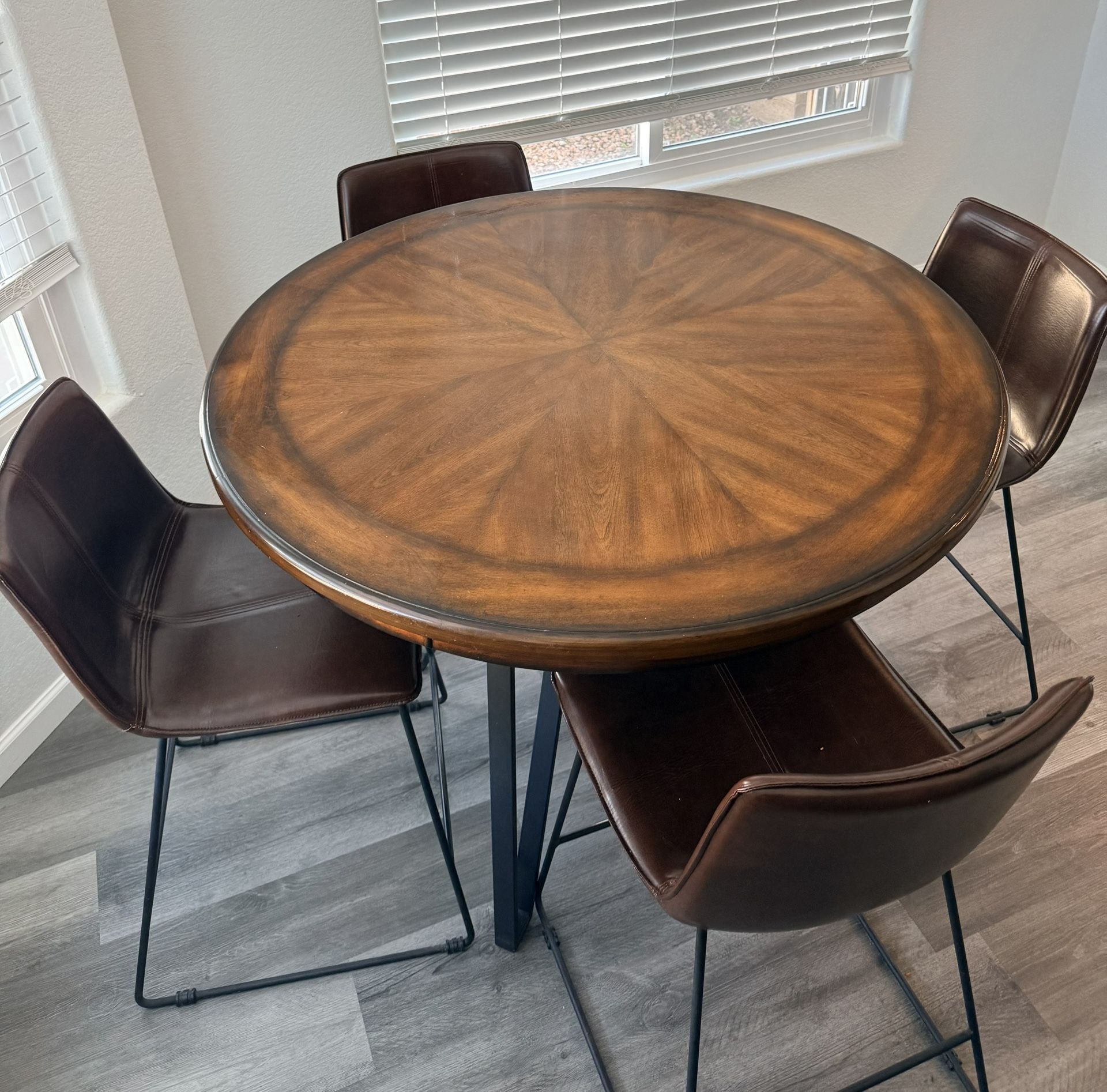 Dining Table + 4 Chairs 