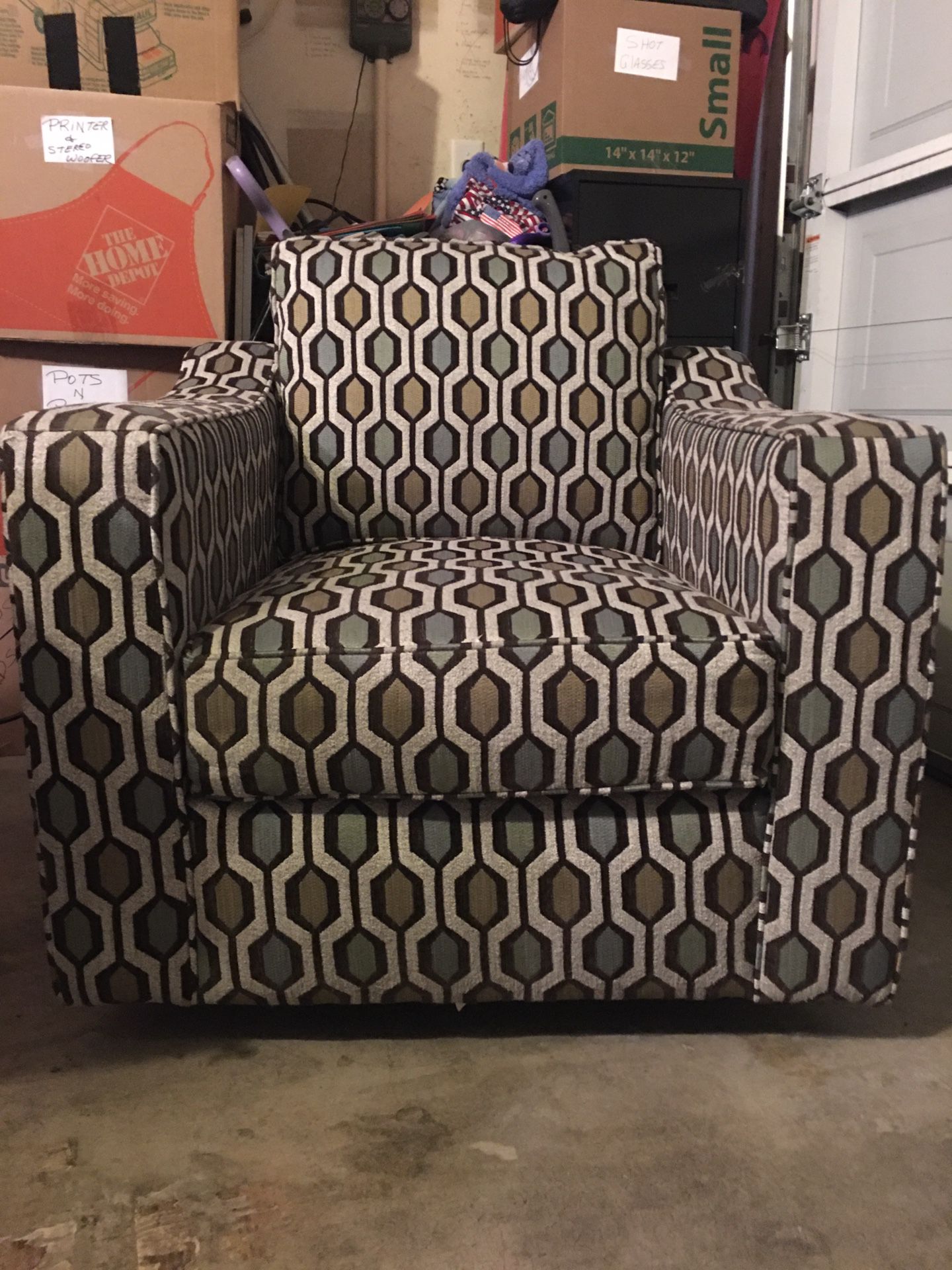 Swivel accent chair