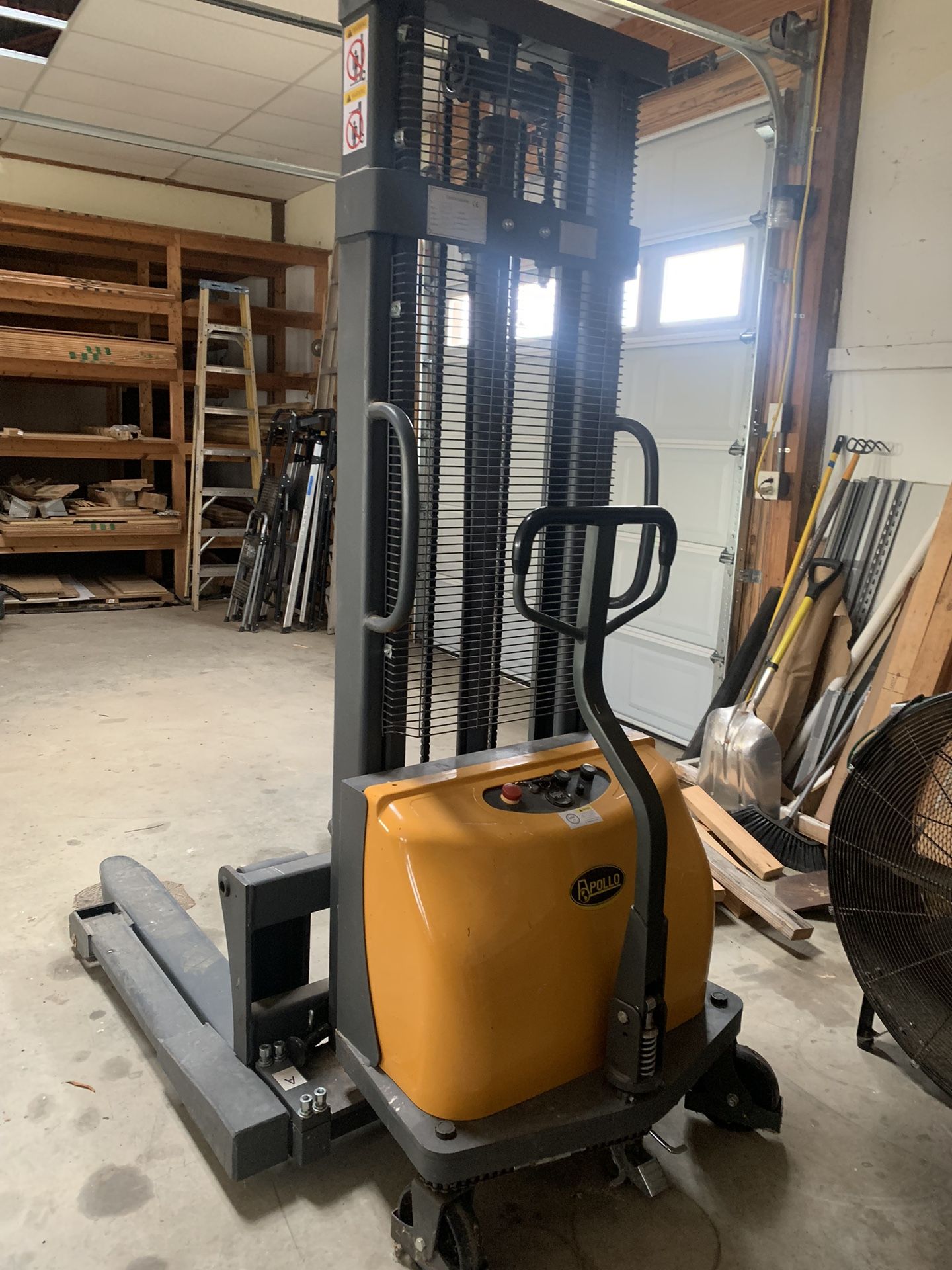 Stacker - Semi Electric Lifter