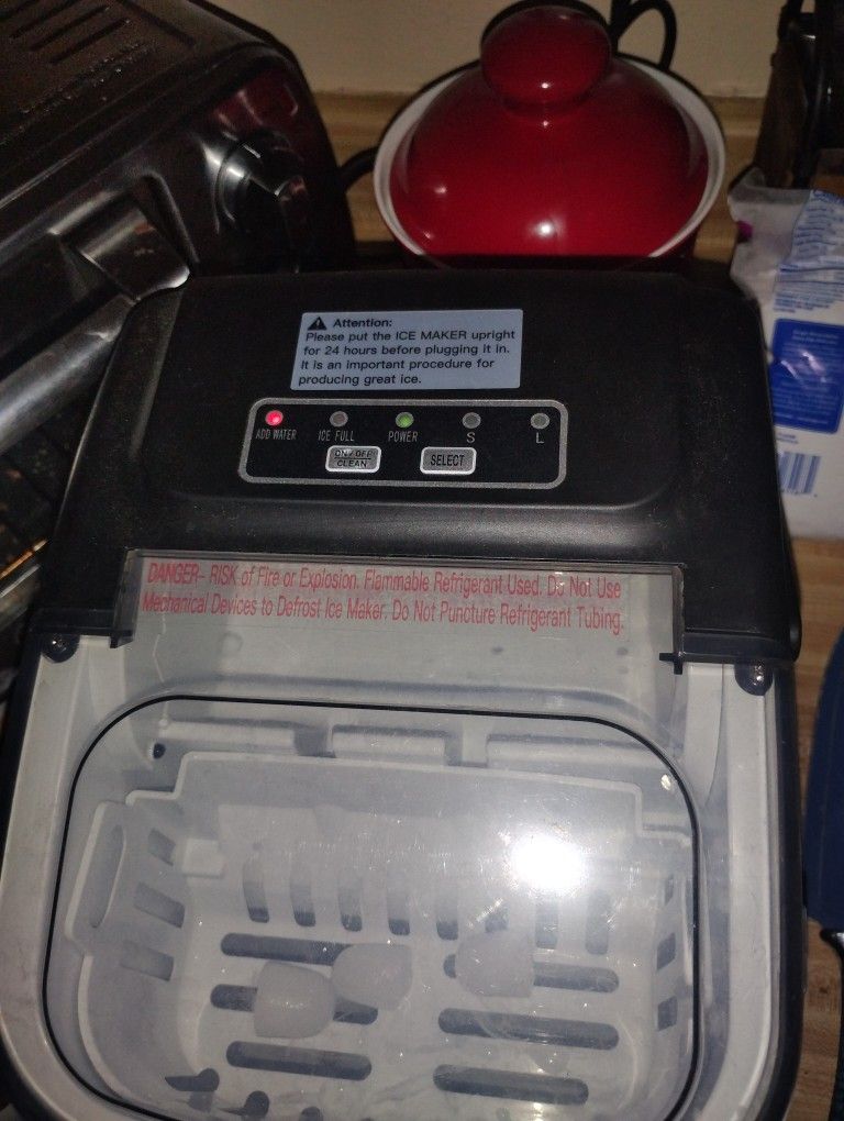 Black Silonn ice maker