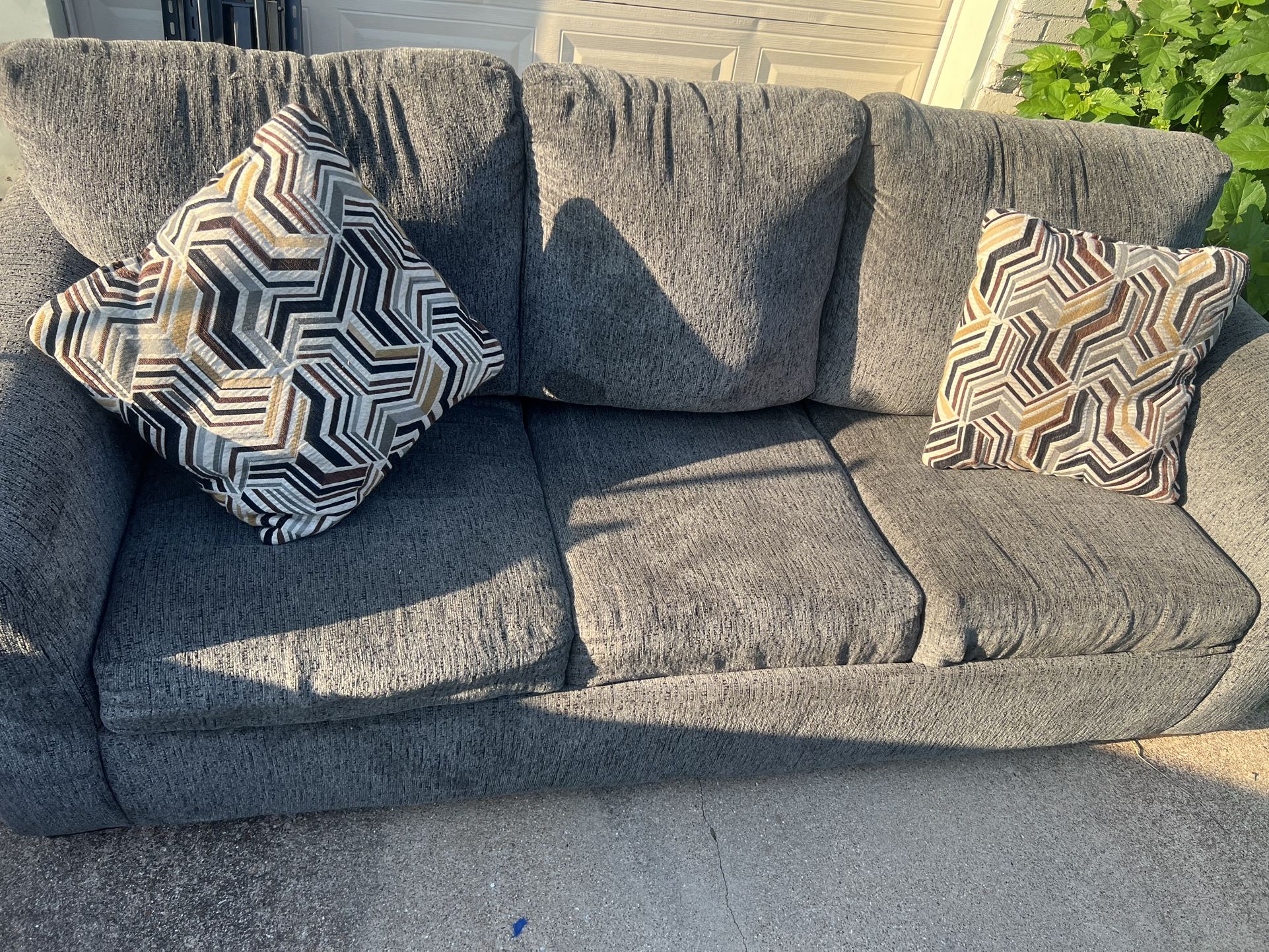 Couch w/ pull out bed ( comes with mattress)