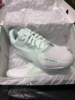 Women’s Jordan Heir- size 11.5
