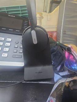 Yealink Wireless Headset with Charging Stand
