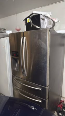 Samsung 28 Cu Ft French Door Refrigerator w/ Ice & Water Dispenser