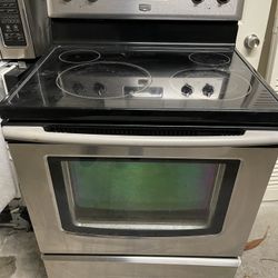 Range/oven and Dishwasher
