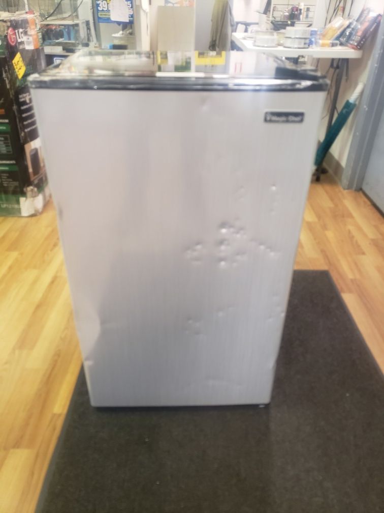 MAGIC CHEF 3.3 CU FT REFRIGERATOR.