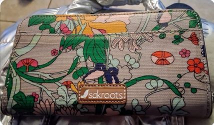 SAKROOTS ARTIST CIRCLE SMARTPHONE CROSSBODY WALLET