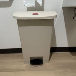 Rubbermaid Trash Can 