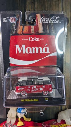 Coca-Cola M2 Machines 1962 VW Microbus Deluxe "Share a Coke with Mamá"