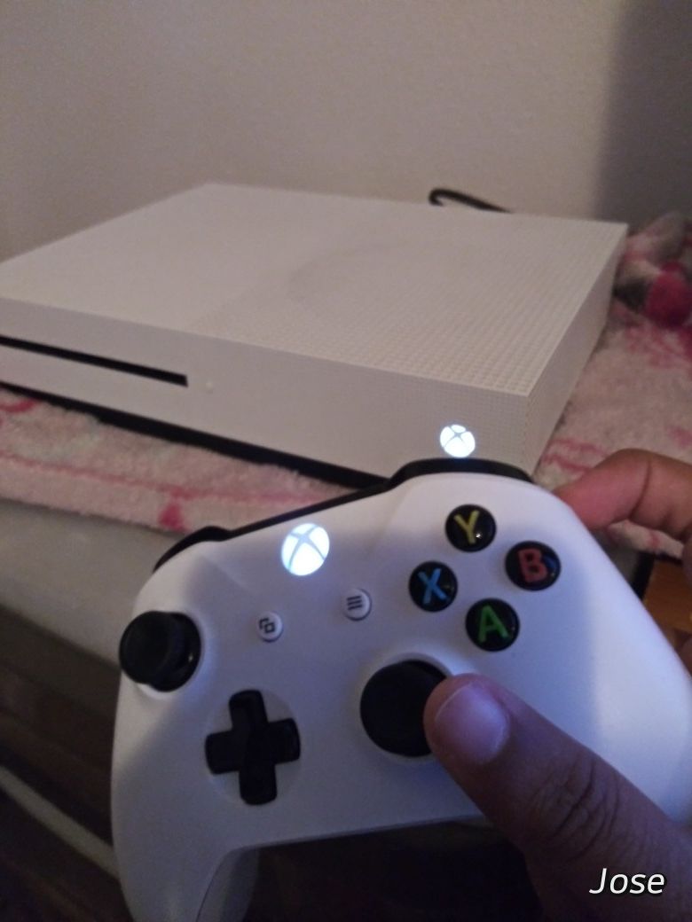 Xbox one s 500GB TRADE FOR A IPHONE 7 OR SAMSUNG GALAXY S8 METRO PCS ONLY