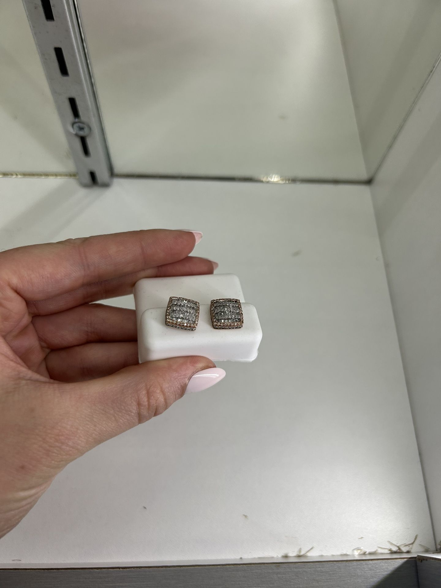 14kt gold earrings 4grams natural diamonds