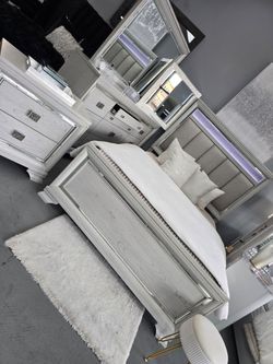 ✨️4pc Queen, King Bedrooms ✨️ Furniture Sectionals, Dining Avail