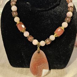 Beautiful Stone Neckace With Bracket