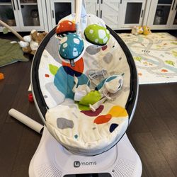 4 MOMS MAMAROO