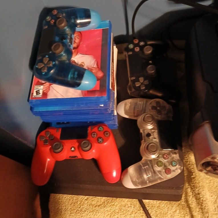 It Has 4 Controllers And A Playstation4,it Comes With Games Games 