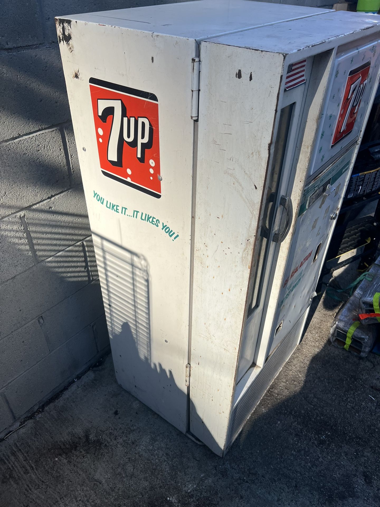 Vintage 1960's Vendorlator 7Up Seven Up Machine