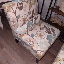 Living Room Chairs (X2)