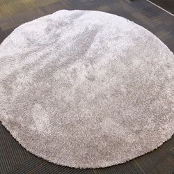 Like new super soft round gray area rug 6.5 ft diameter

