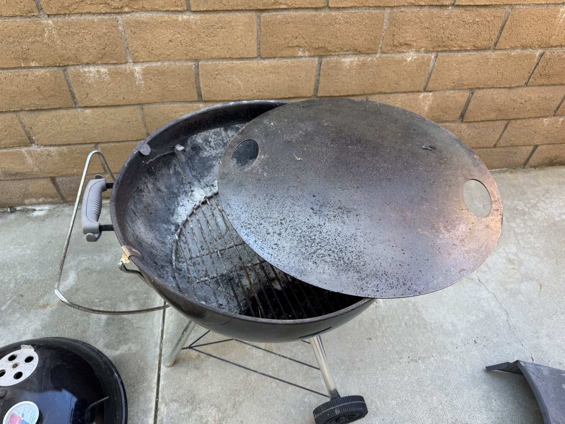 Weber 22” Kettle Grill w Cover And Shelf