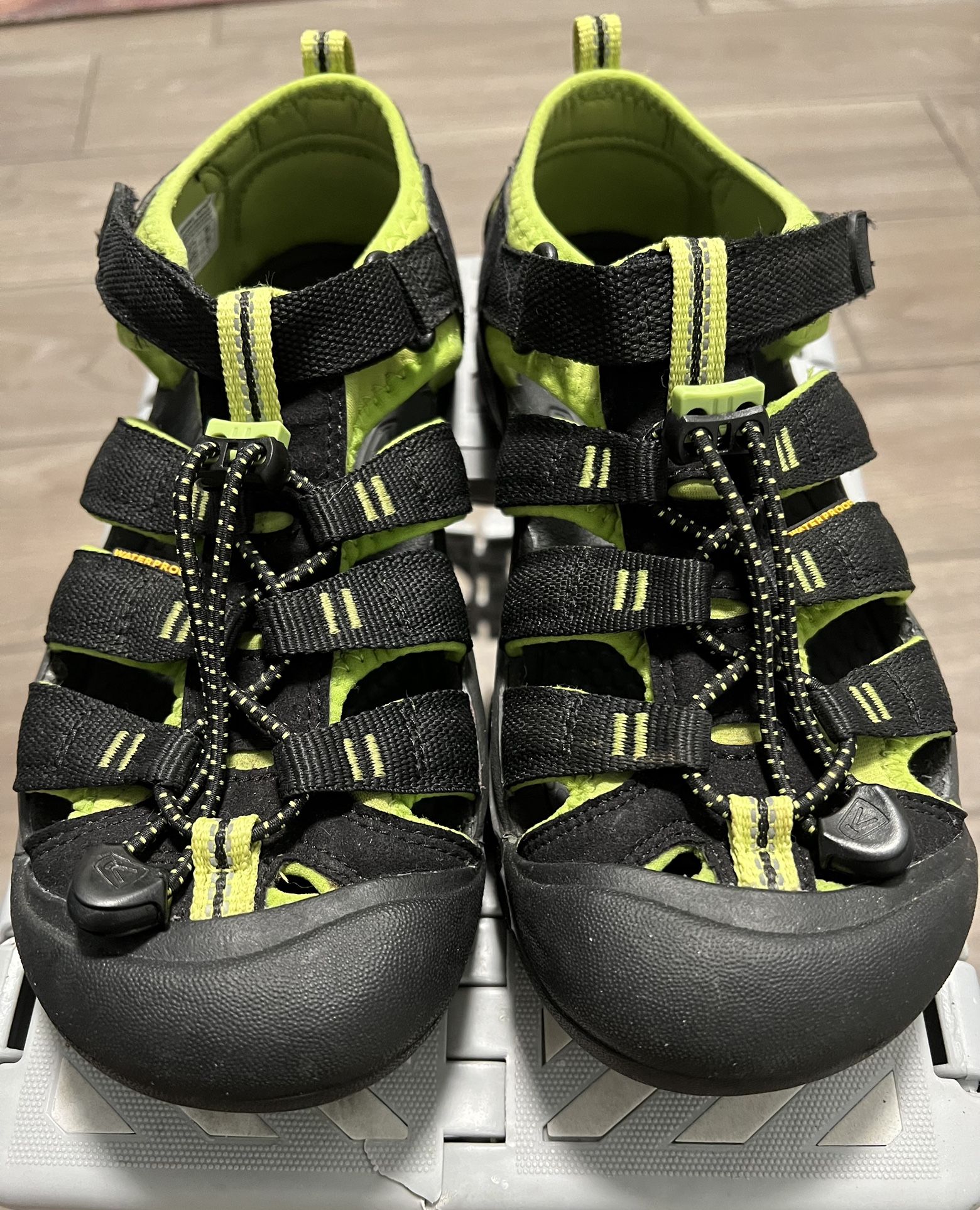 Keen Womens Newport H2 Water Sandals Womens Sz 6.5, Black/Lime Green