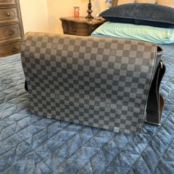 Authentic LOUIS VUITTON Damier Graphite District GM Messenger Bag