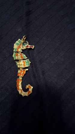 Reversible sea hoarse pendant
