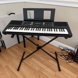 Gently used: Yamaha keyboard PSR E373