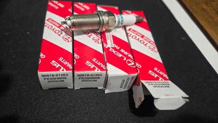 Toyota/lexus OEM spark plugs x4