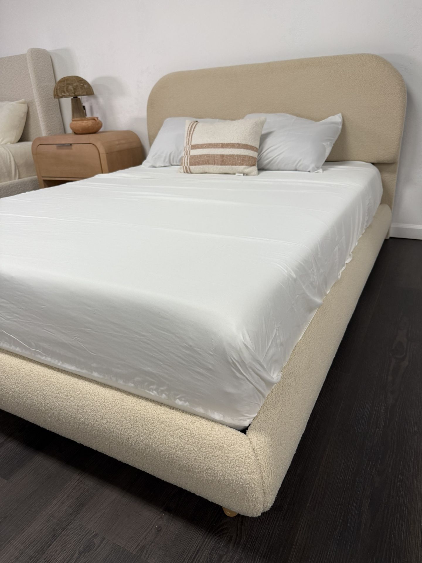 White Cream Modern Headboard Bed & Bed Frame In Queen / King - NEW 📦