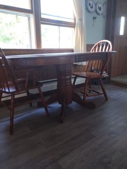 Pedestal table with leaf
