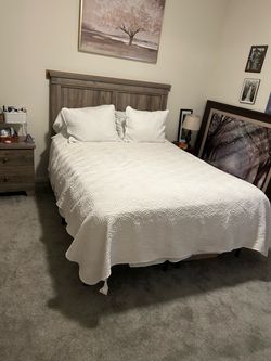 Moving Sale - Bedroom set 5 pieces free mattress