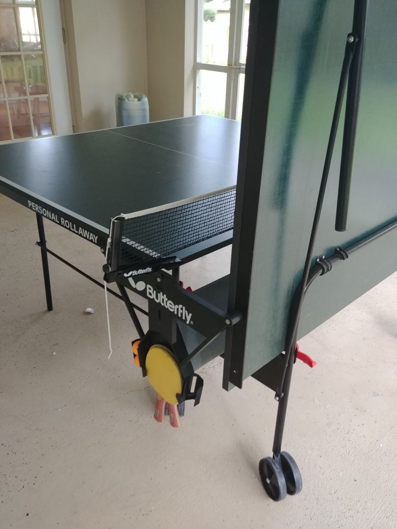 Full size, Butterfly folding/rolling ping pong table for Sale in Land O