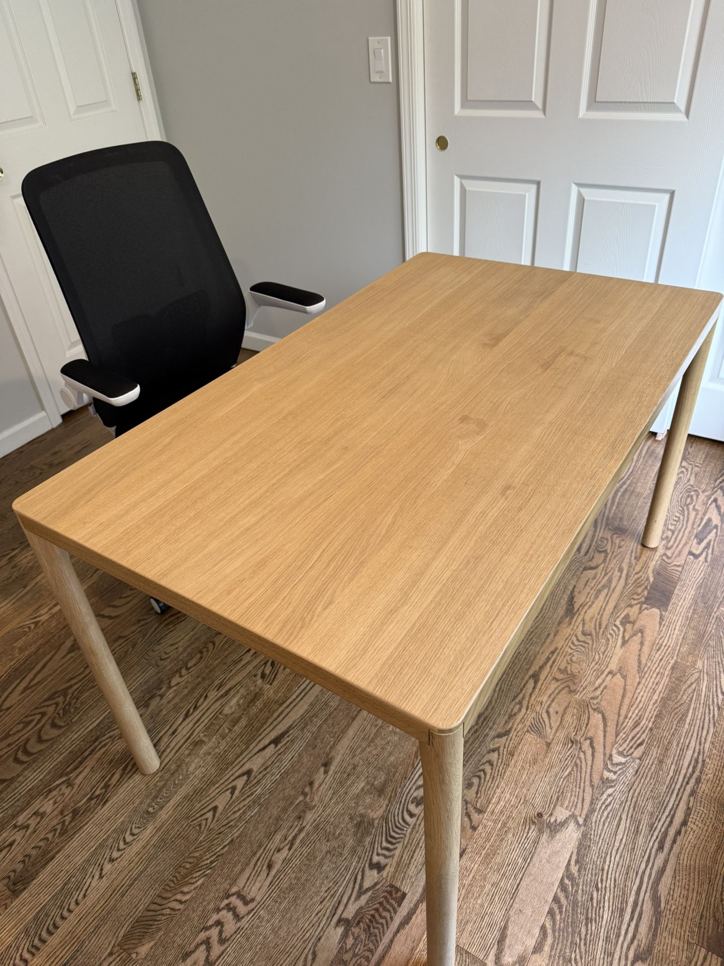 Modern Wooden Desk, Office Chair & Rolling Shelf