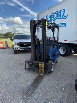 Forklift 2016 clark 5.000 LBS