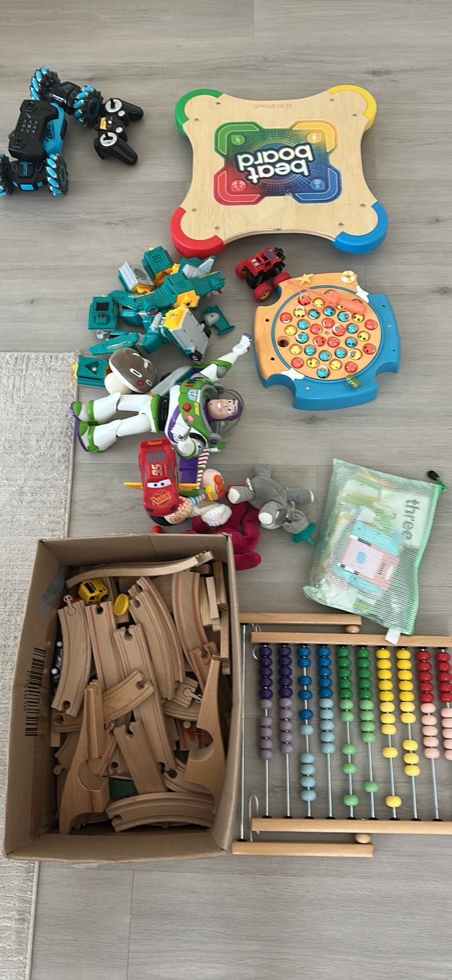 All children‘s toys are sold in packages.