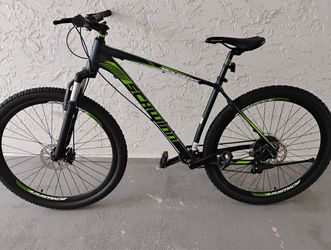Schwinn boundary 20" frame  29"wheel mountain bike great condition