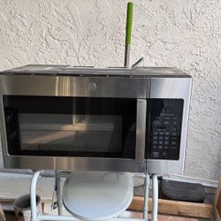 GE Microwave - like new 