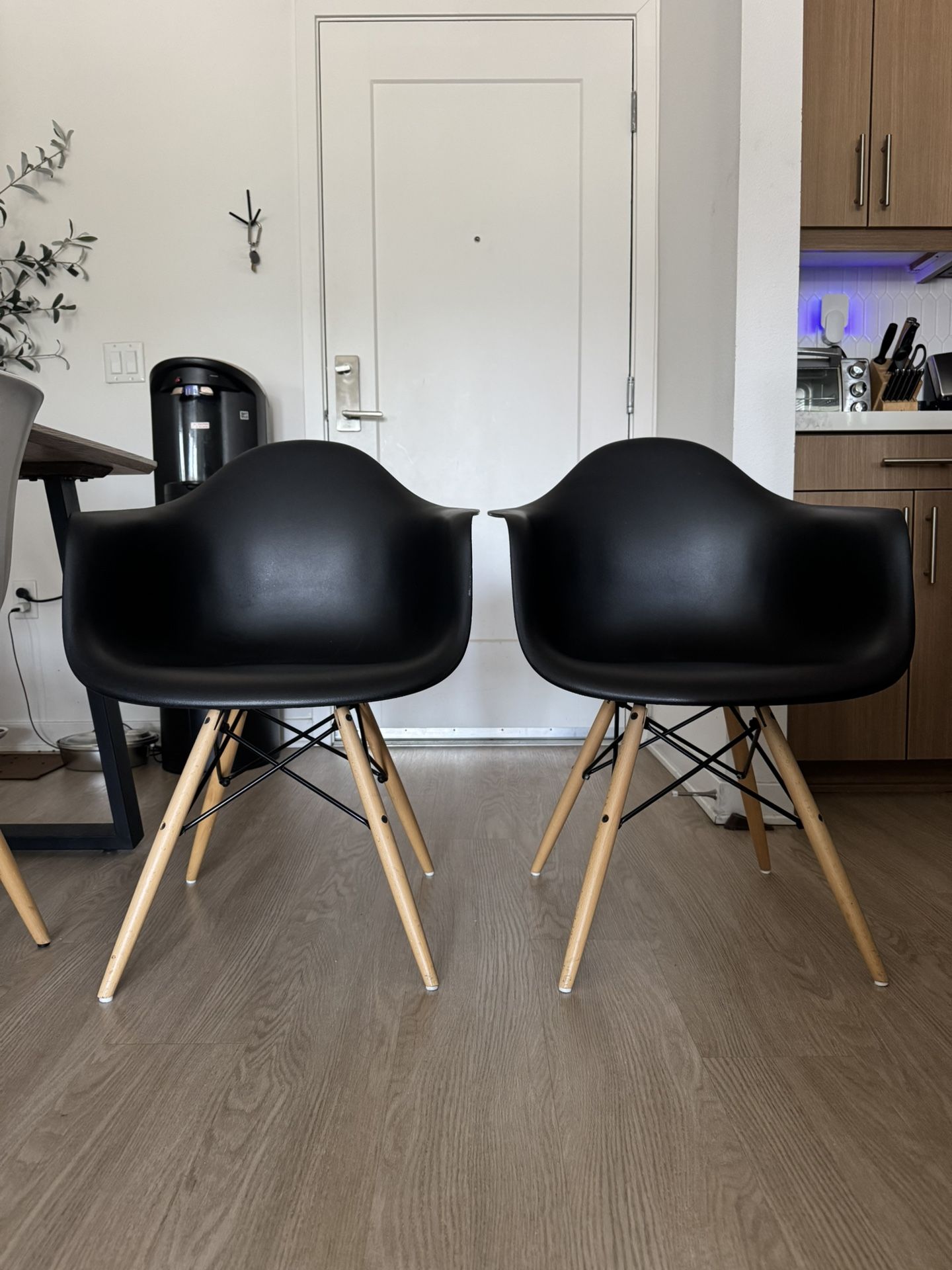 Flynn Molded Mid-Century Dinning Armchairs
