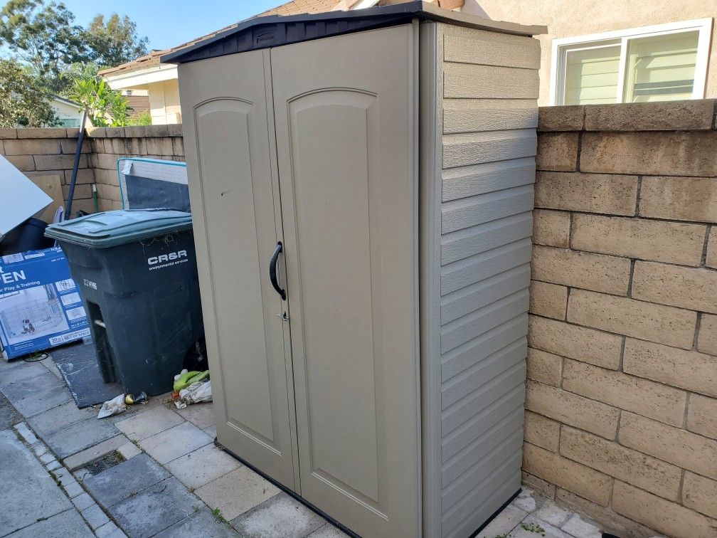 Rubbermaid Small Vertical Storage Shed