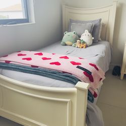 Girls Bedroom Set- Rooms To Go- Great Condition!