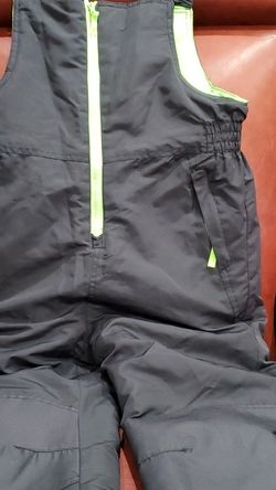 Kids snow pants 8 to 10 and 10 to 12 years old. $25 each one.