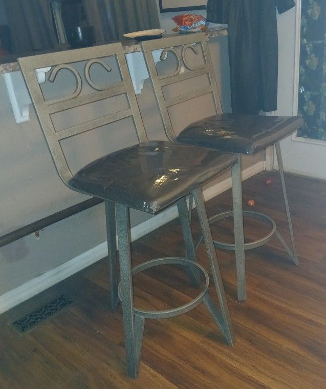 2 Nice Counter High Bar Stools