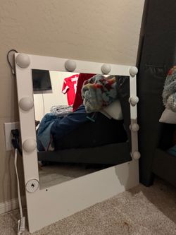 White Hollywood Vanity Mirror with Bulbs