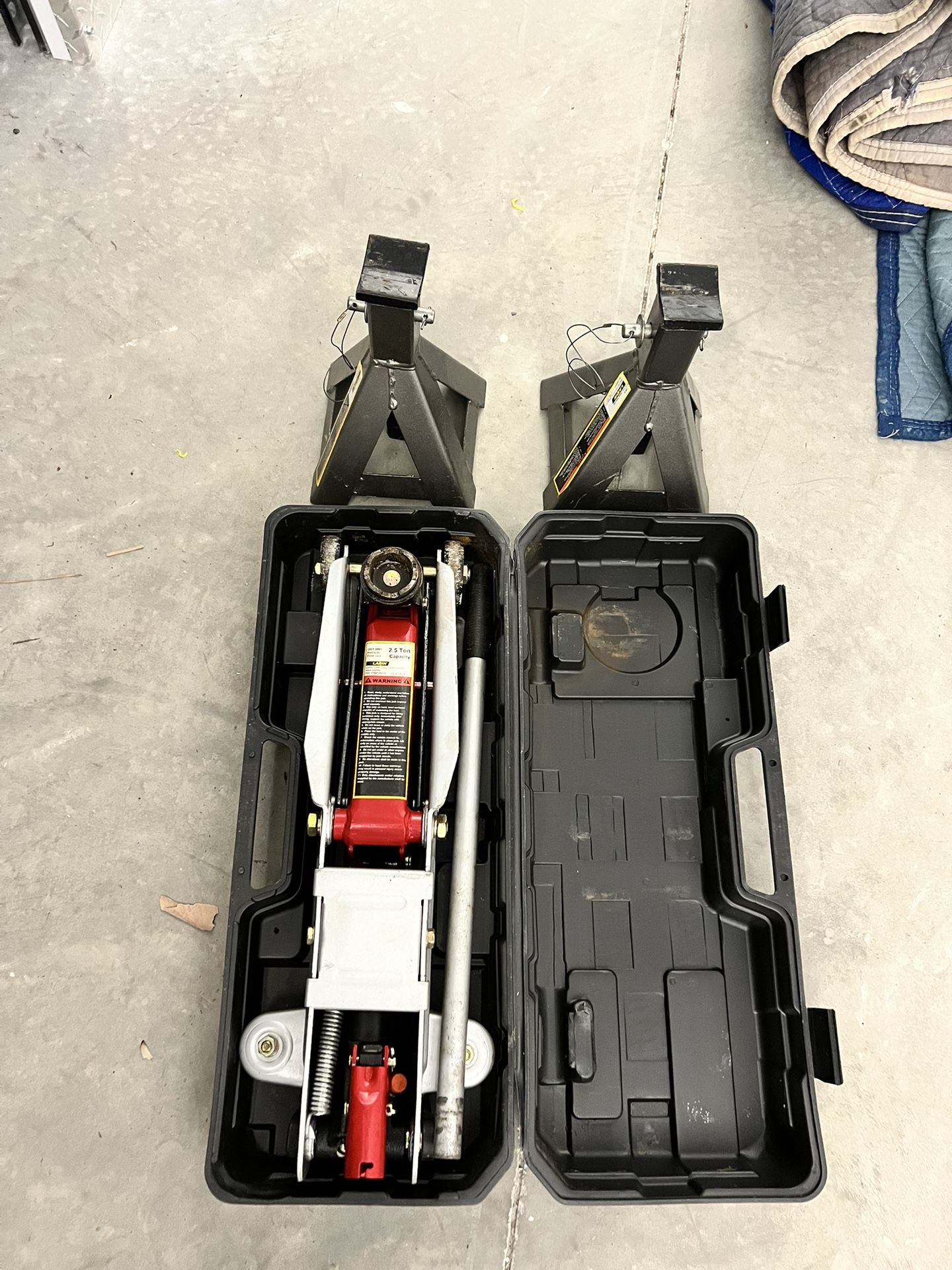 2.5 Ton Hydraulic Jack with 2 Ton Jack Stands 