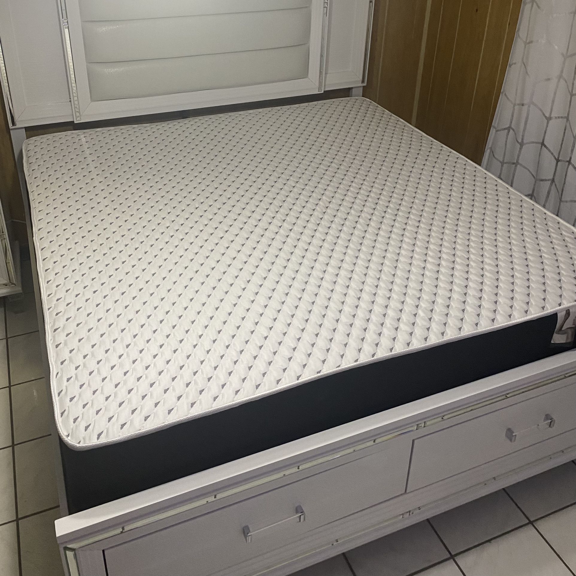 King Size Mattress 10 Inches Thick Also Available in Twin-Full-Queen New From Factory Same Day Delivery