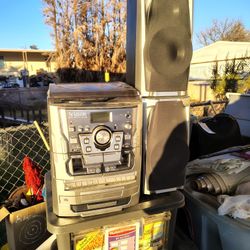 Encore Stero System Cds, Cassette, AM/FM Radio , Turntable,Mp3